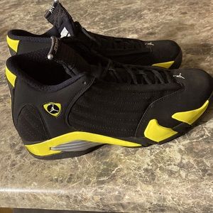 Air Jordan retro 4. “ Thunder “